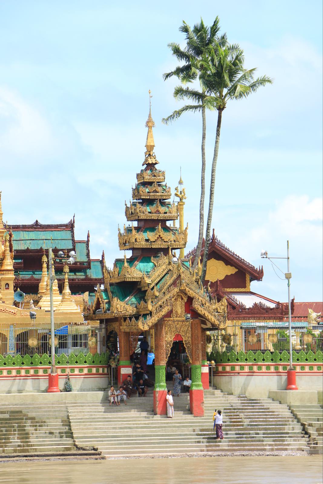 ရေဆင်းလှေကား